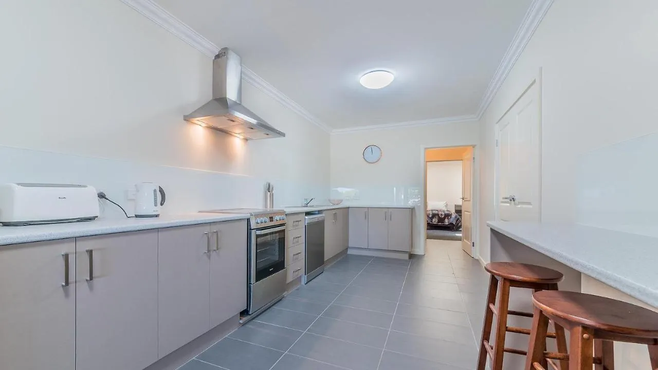 2-83 Thompson Avenue, Apartment