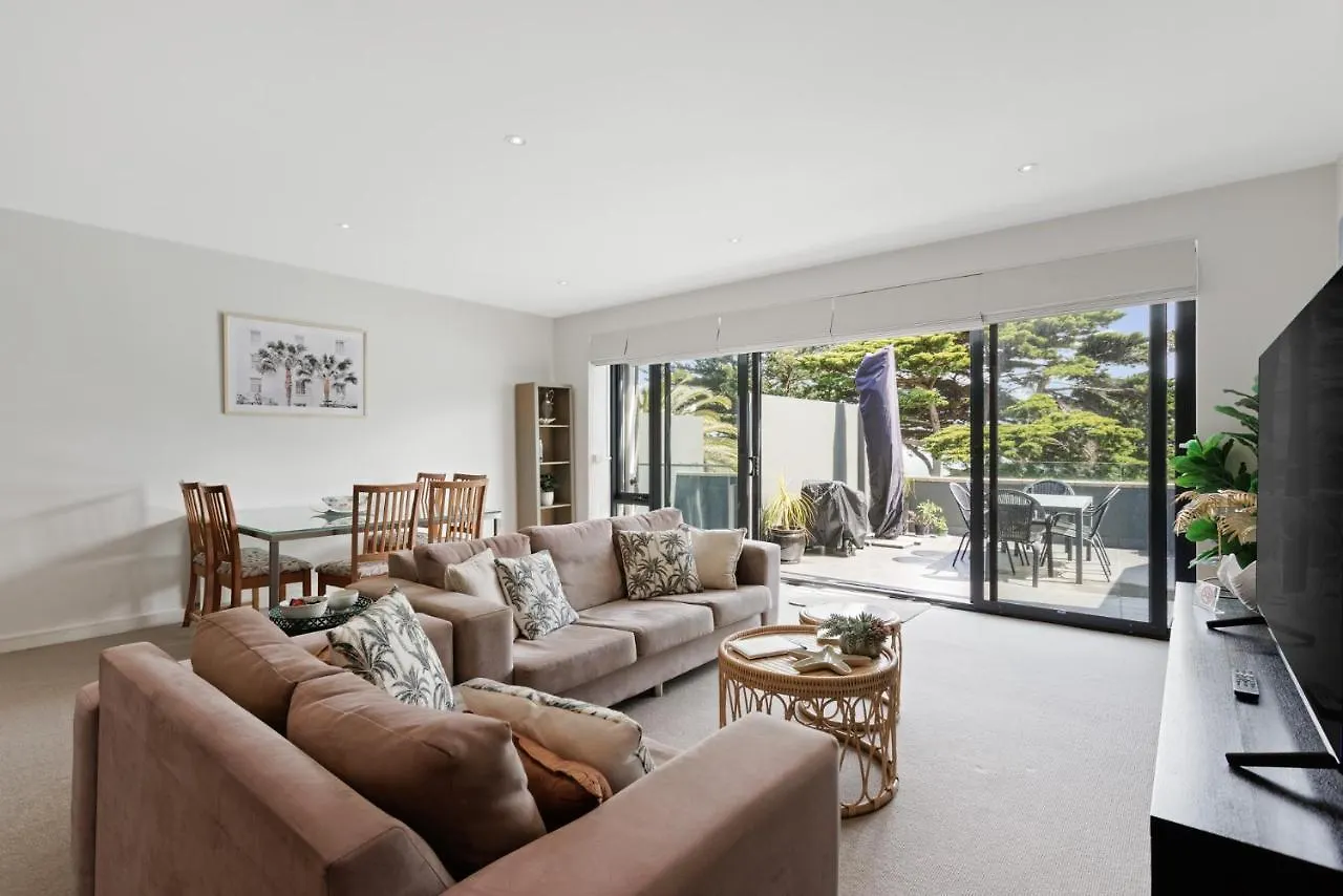 The Summerhouse - Beachfront & Wifi Holiday home *