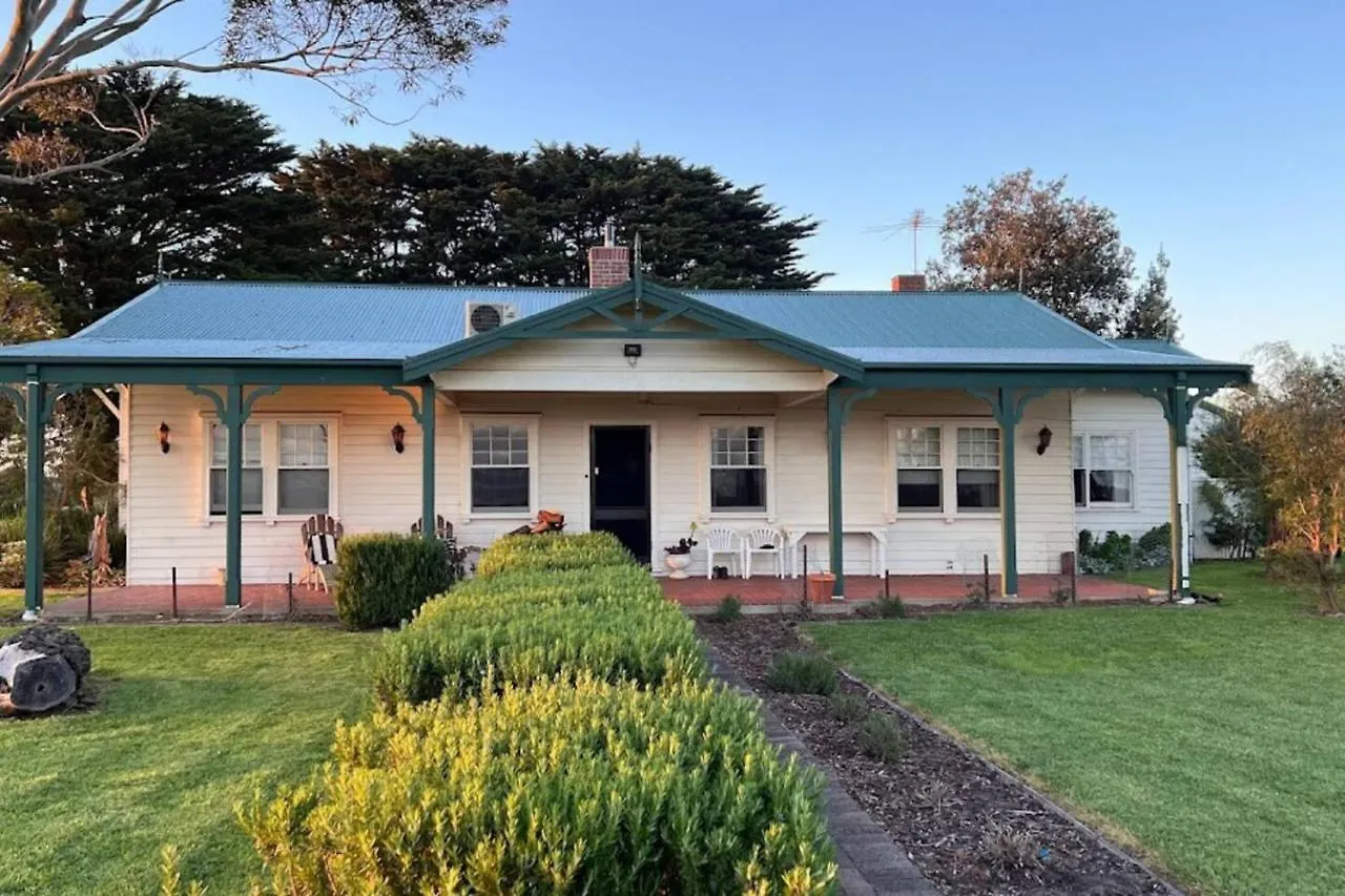 Charm - Coastal Comforts And Country Views