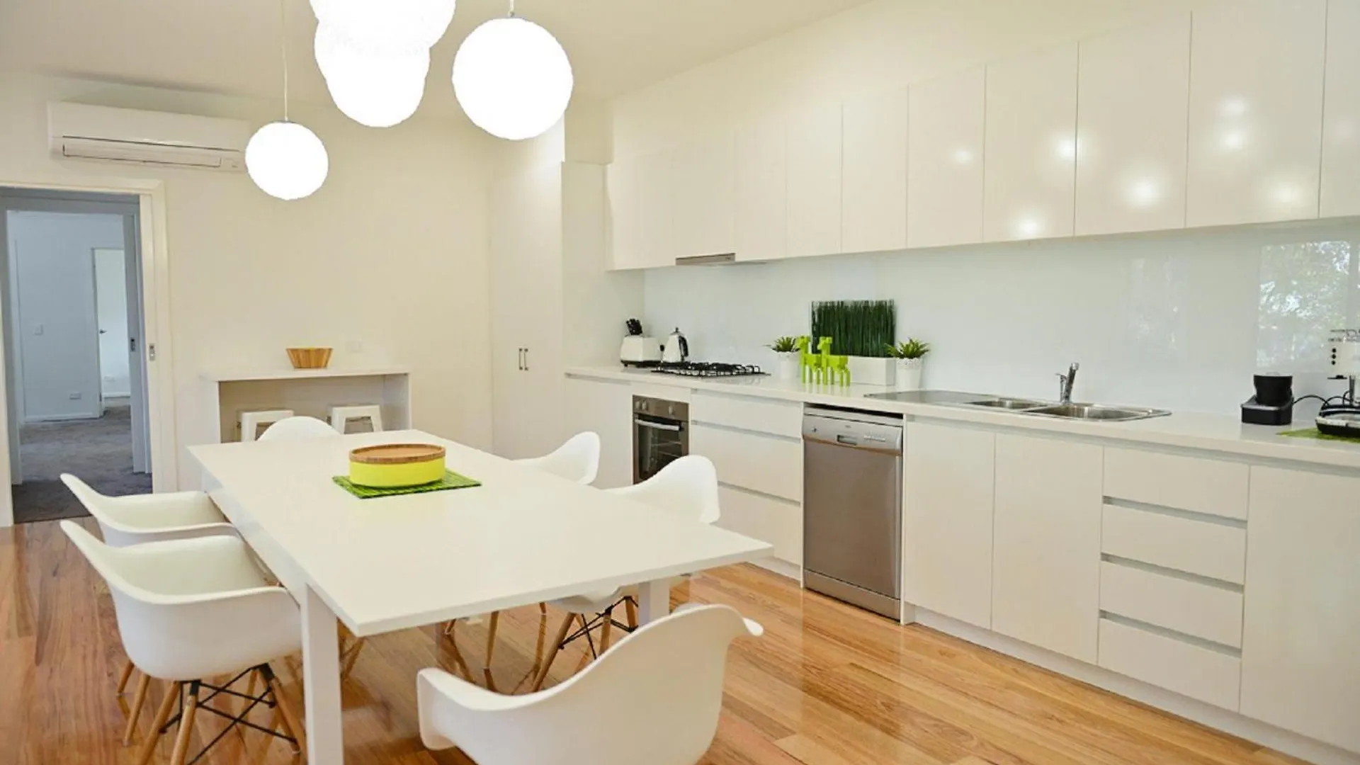 7 Gilmore Street, Smiths