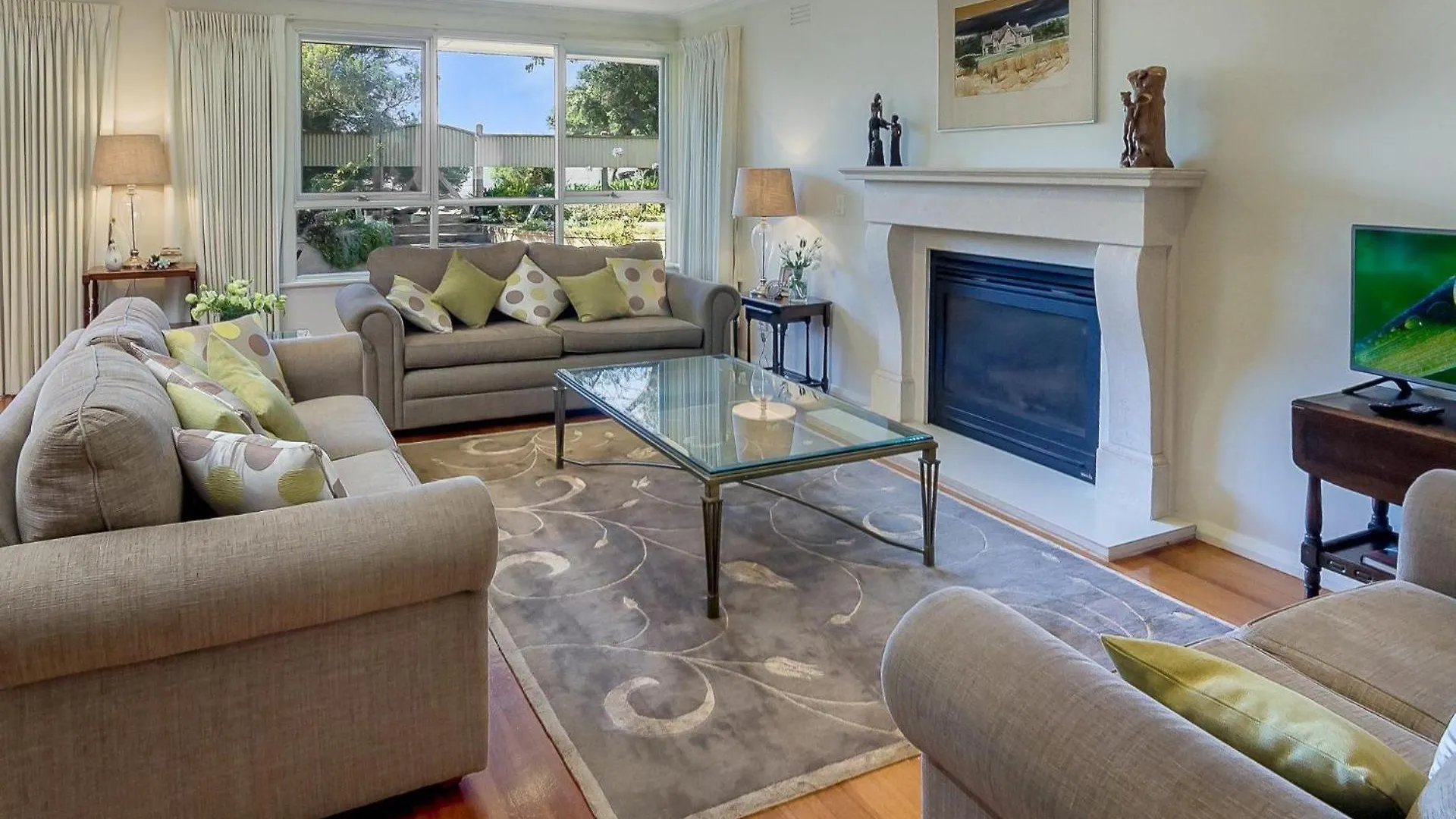 10 Broadwater Crt, *