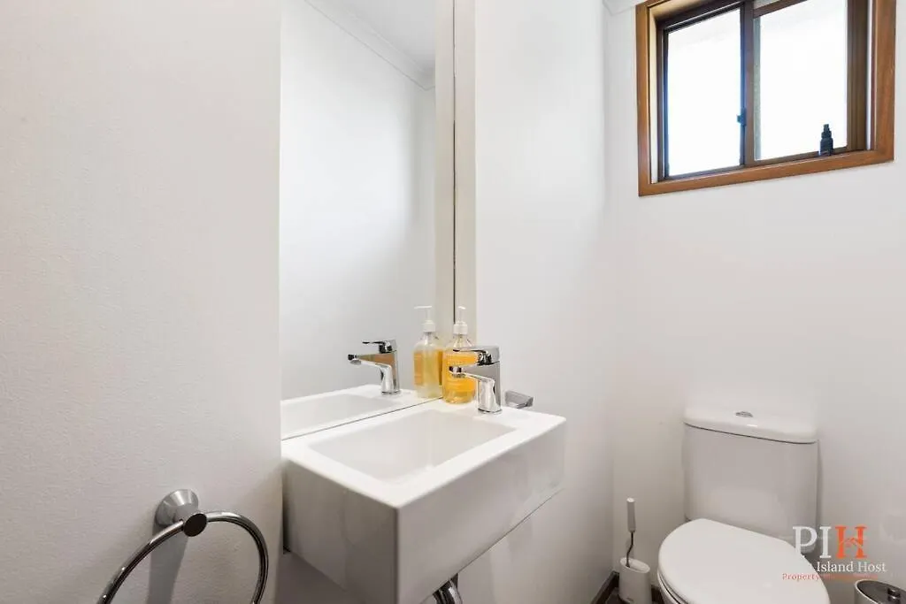 Private Gate To Sleeps 10 Cowes