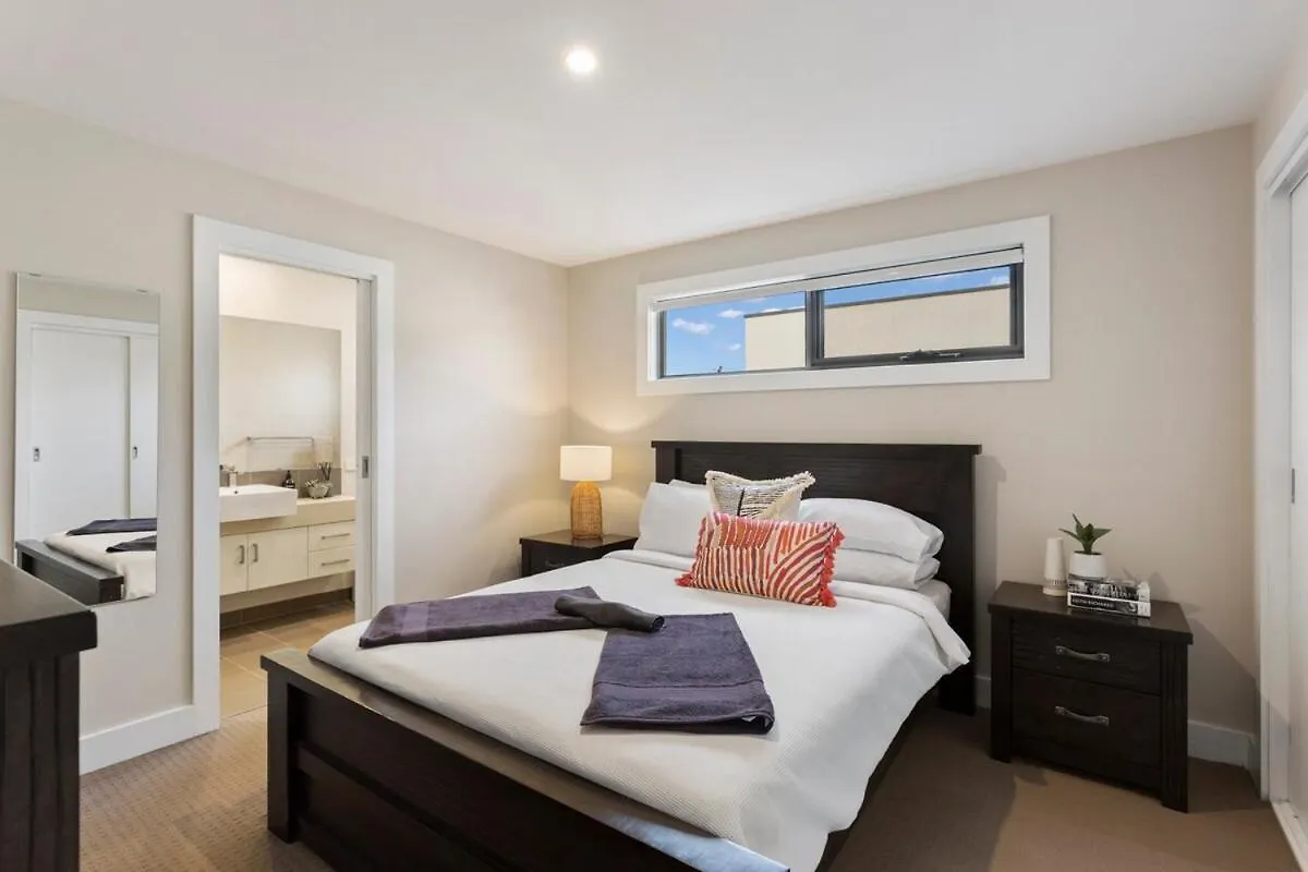 Stunning Luxury Townhome Walk To & Shops Holiday home *
