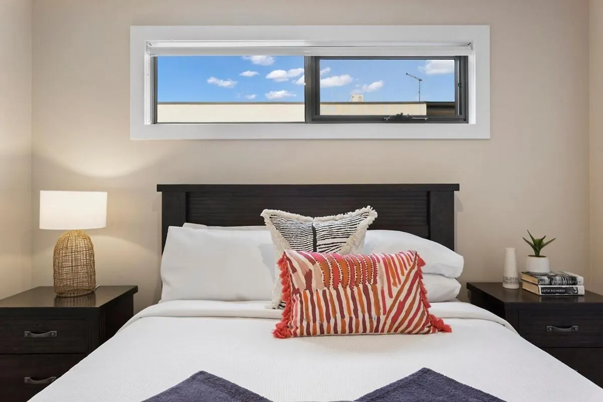 Stunning Luxury Townhome Walk To & Shops Holiday home *