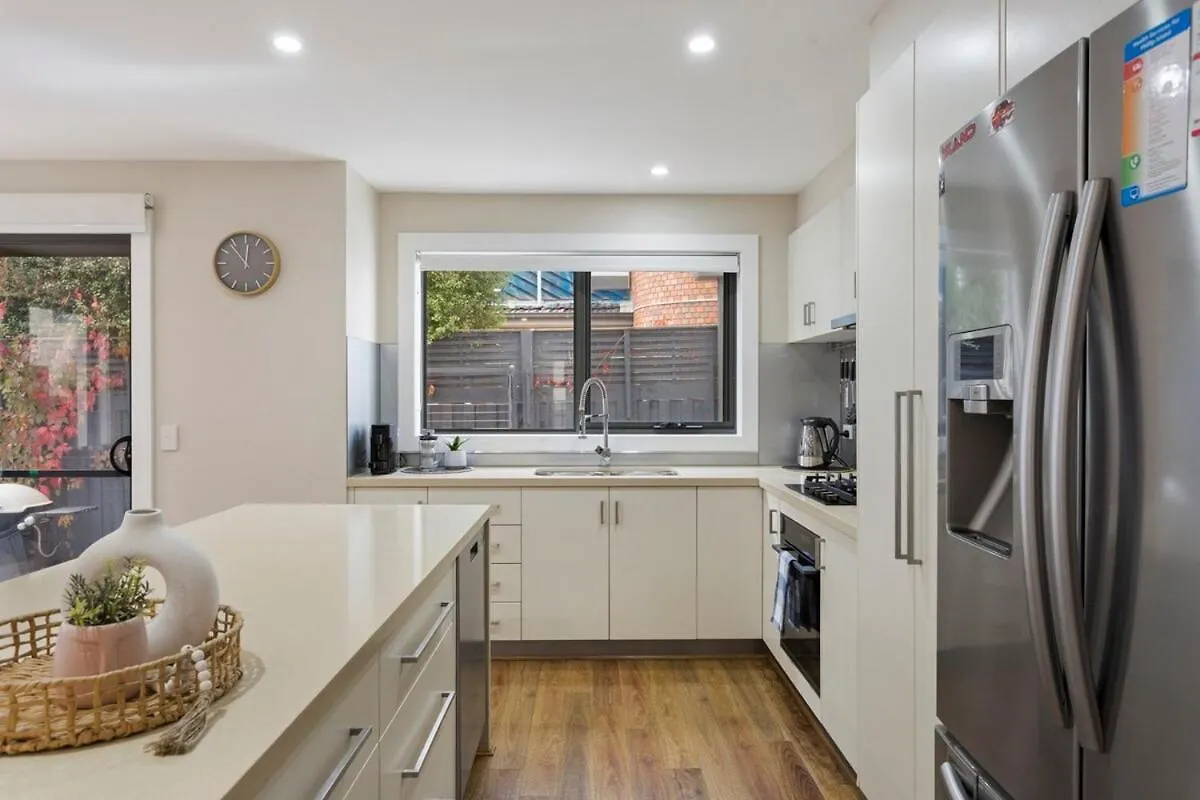 Stunning Luxury Townhome Walk To & Shops *