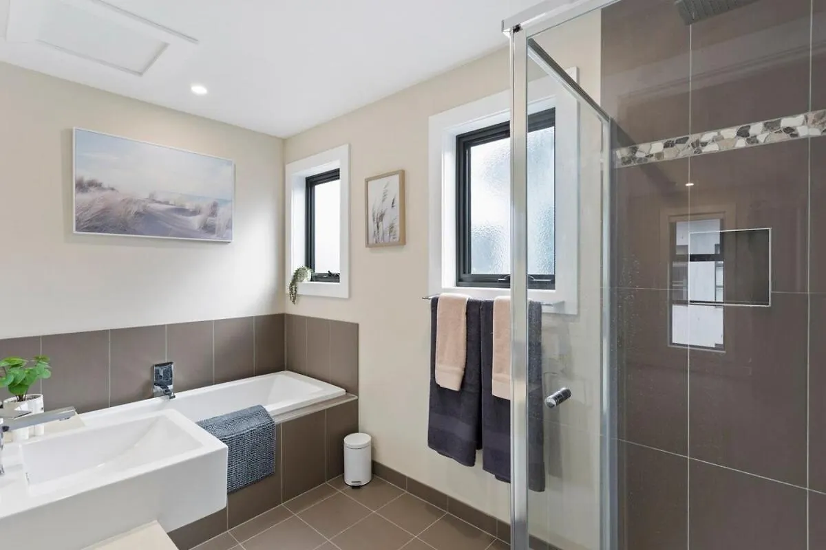 Stunning Luxury Townhome Walk To & Shops Holiday home *