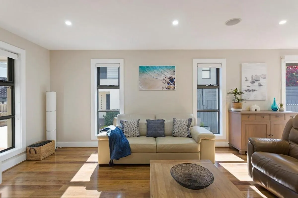 Stunning Luxury Townhome Walk To & Shops Holiday home