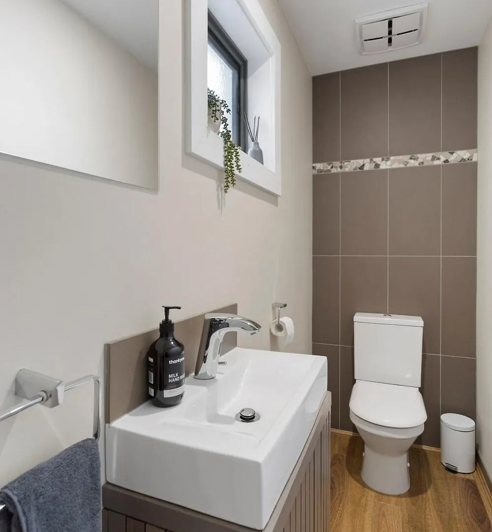Stunning Luxury Townhome Walk To & Shops