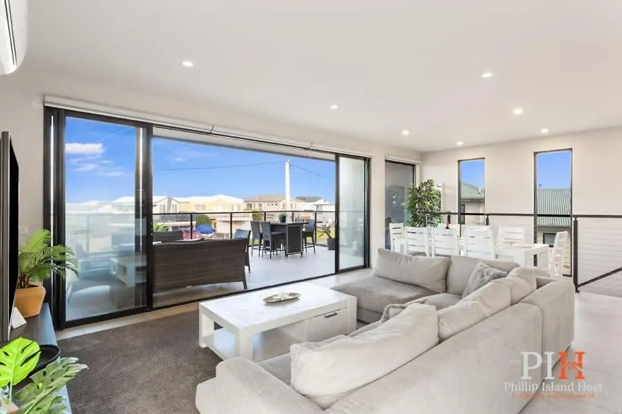Holiday home Luxurious Close To The Surf Beach
