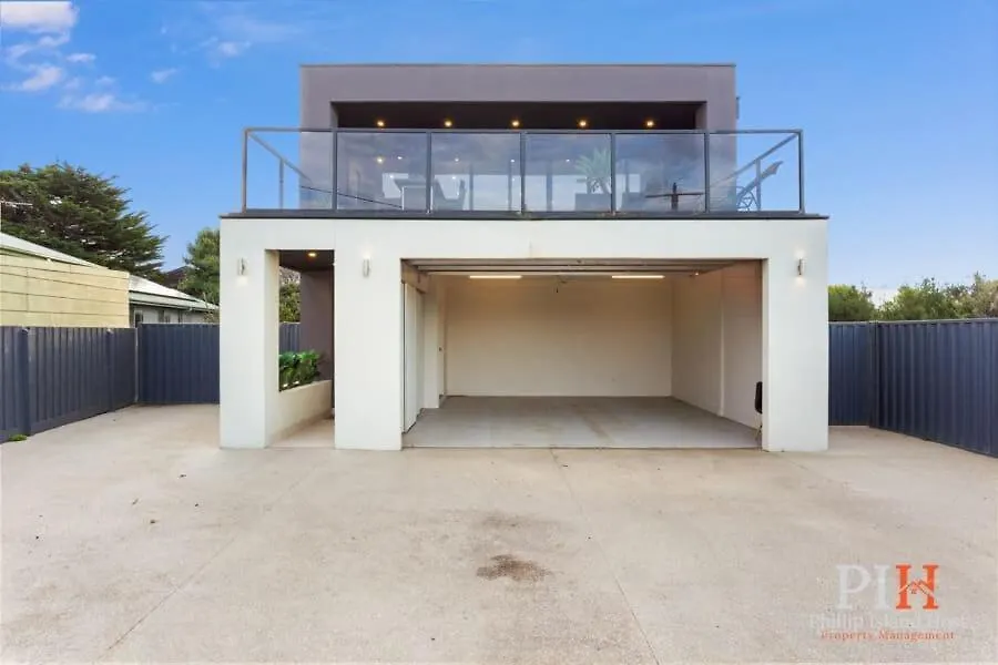 Luxurious Close To The