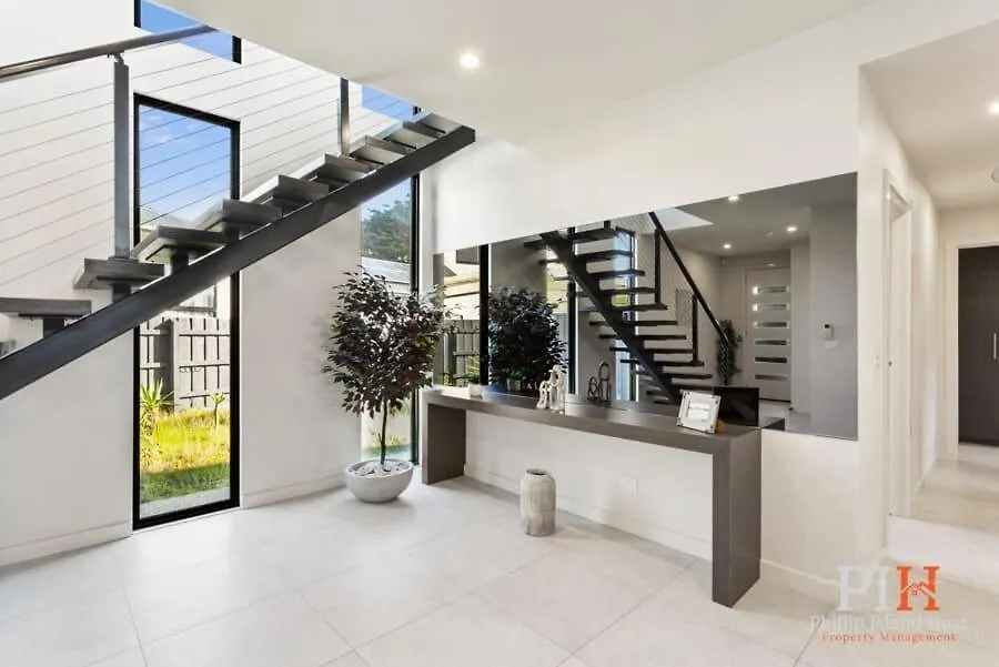Luxurious Close To The Surf Beach