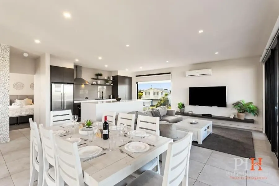Holiday home Luxurious Close To The Surf Beach
