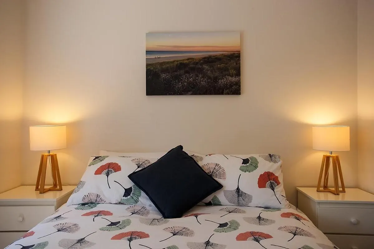 Holiday home 5br Modern House Oasis