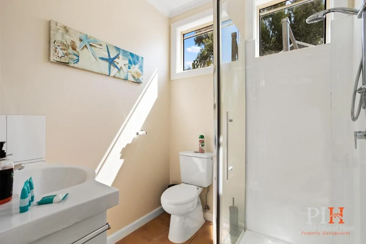 Sandy Bay Getaway W 4 Bdr Holiday home Rhyll