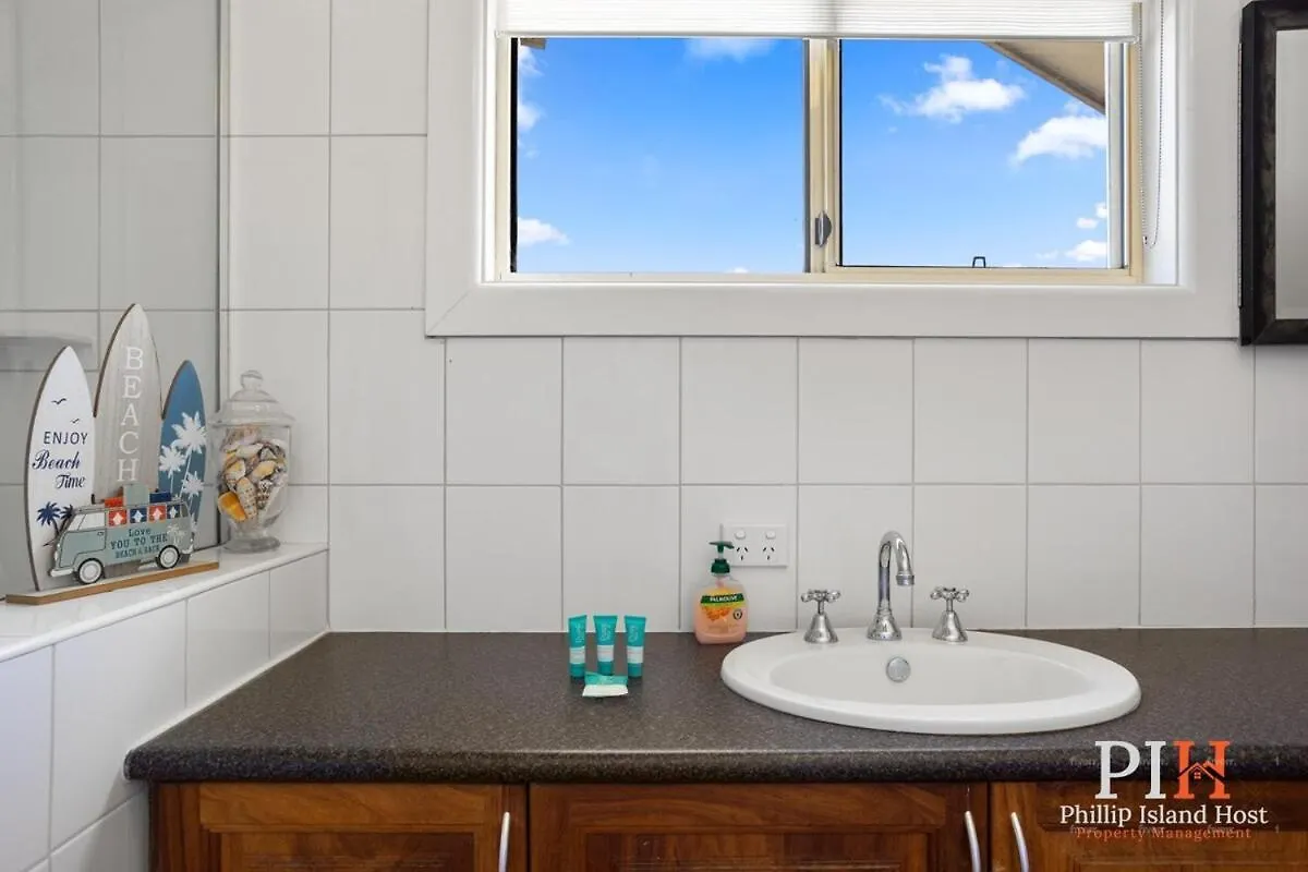 Sandy Bay Getaway W 4 Bdr Rhyll