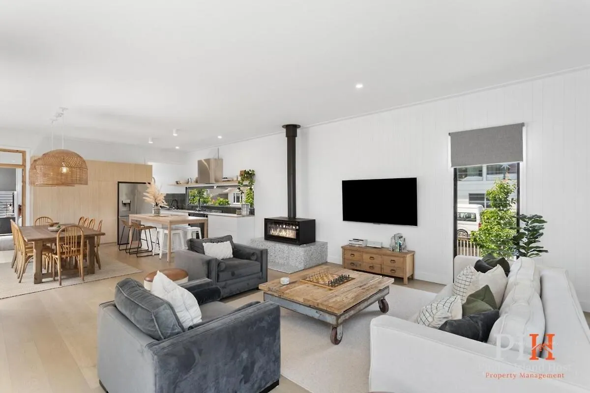 Holiday home Charming 4 Bedroom Retreat *