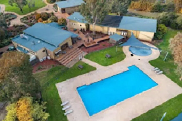 Free Access To Facilities Onsite Bar Pool Gym *