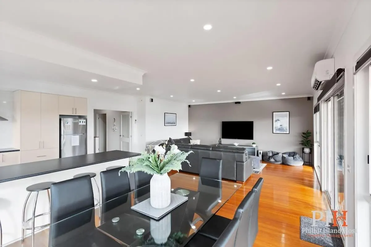 Spacious 4-bd In Sleeps 8 Holiday home