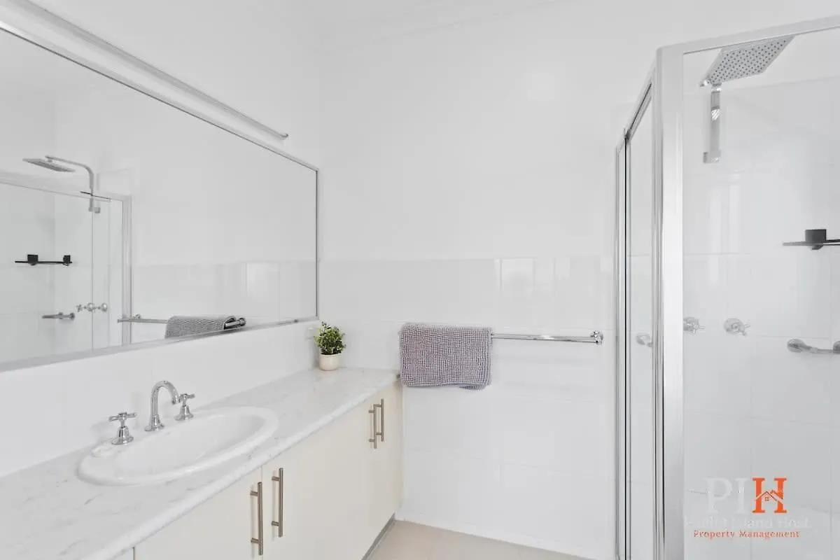 Spacious 4-bd In Sleeps 8 *