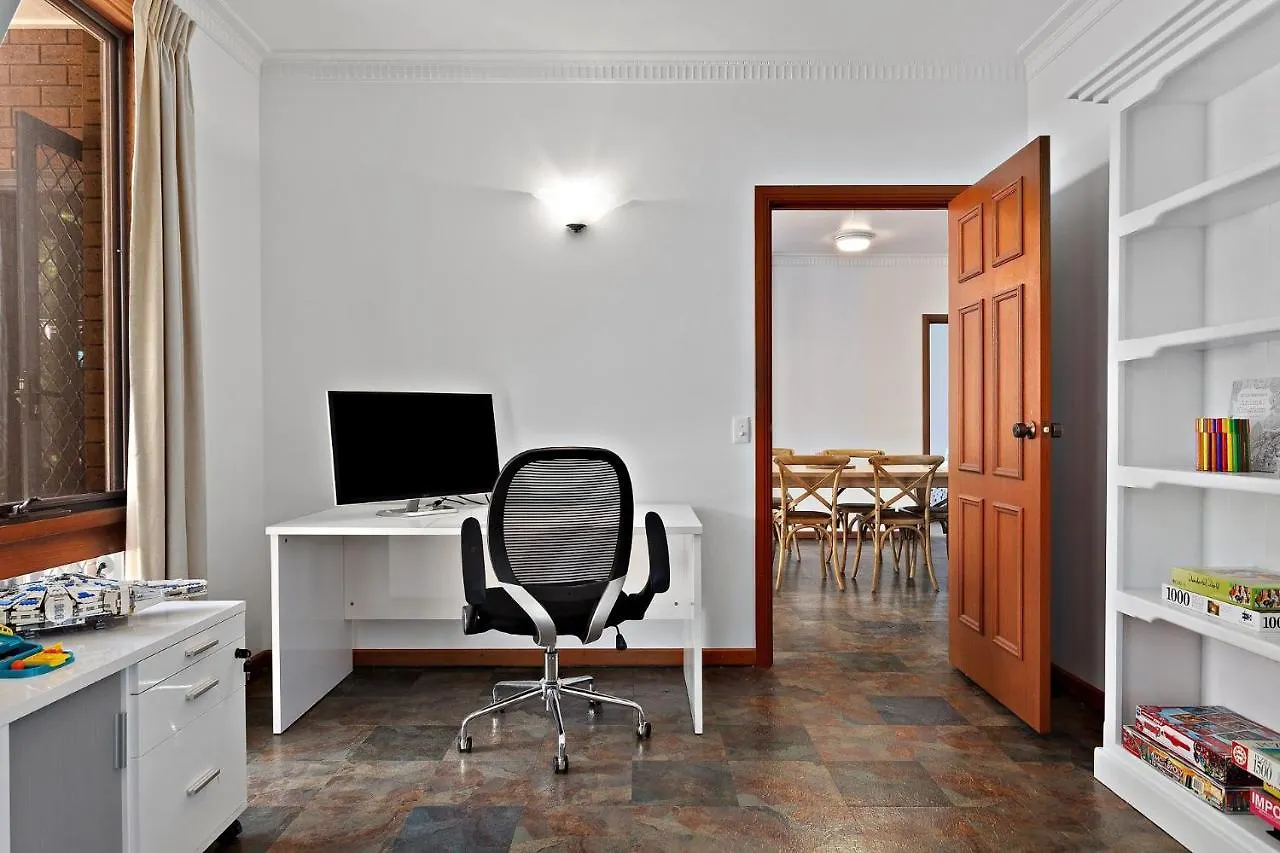 1 Gordon St, - Kenros House