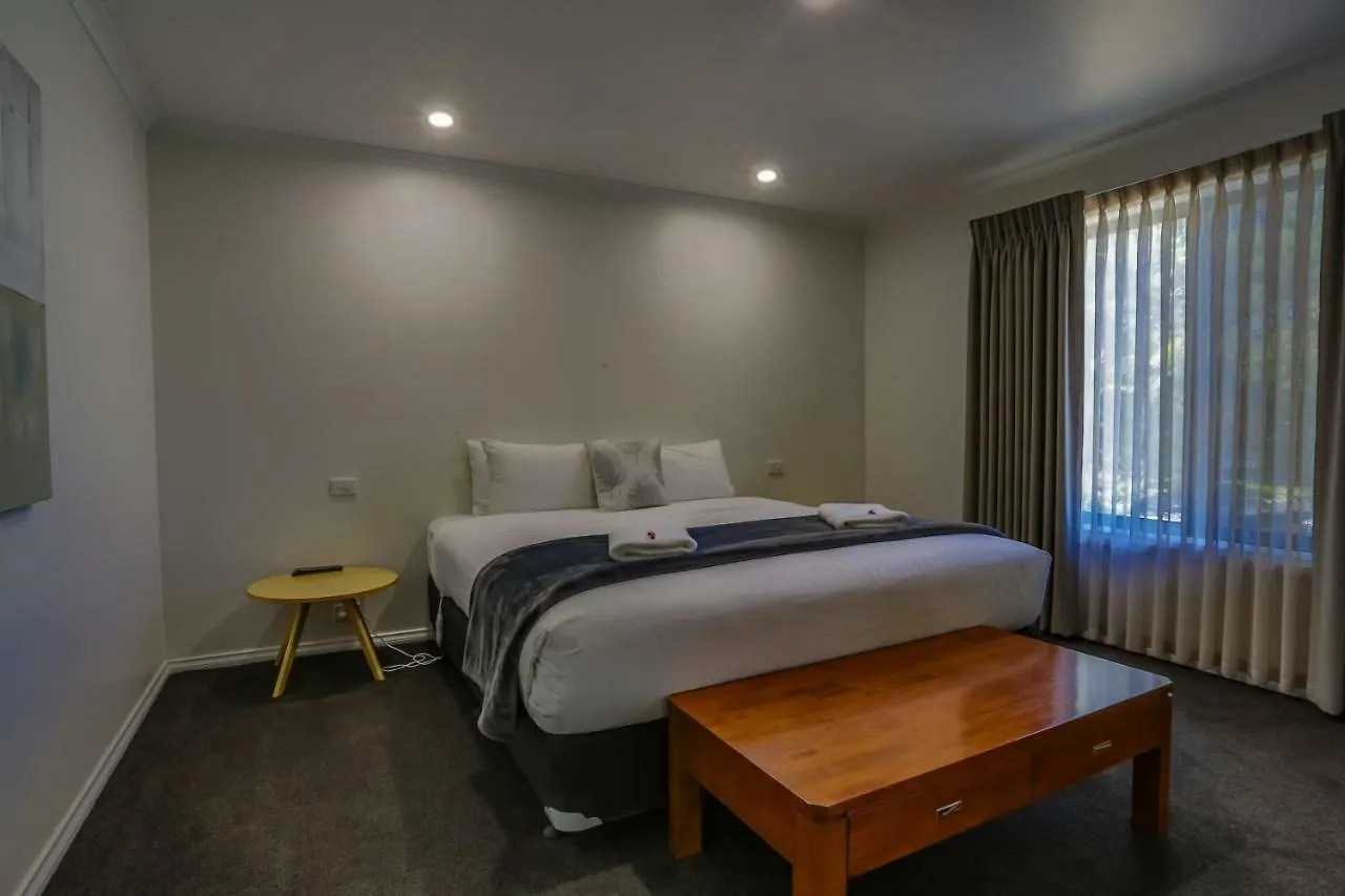 The Avenue 4*