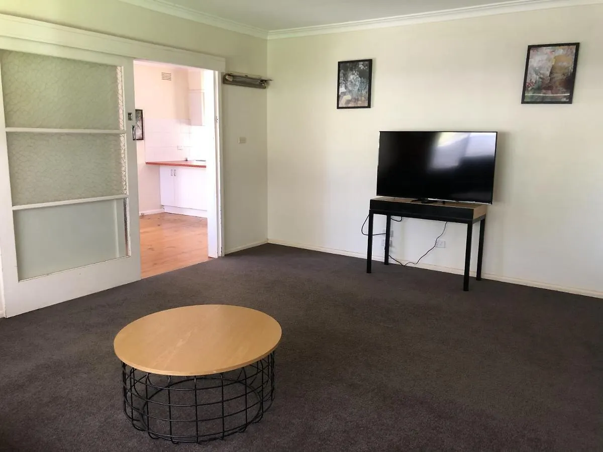 11 Findlay Street * Cowes