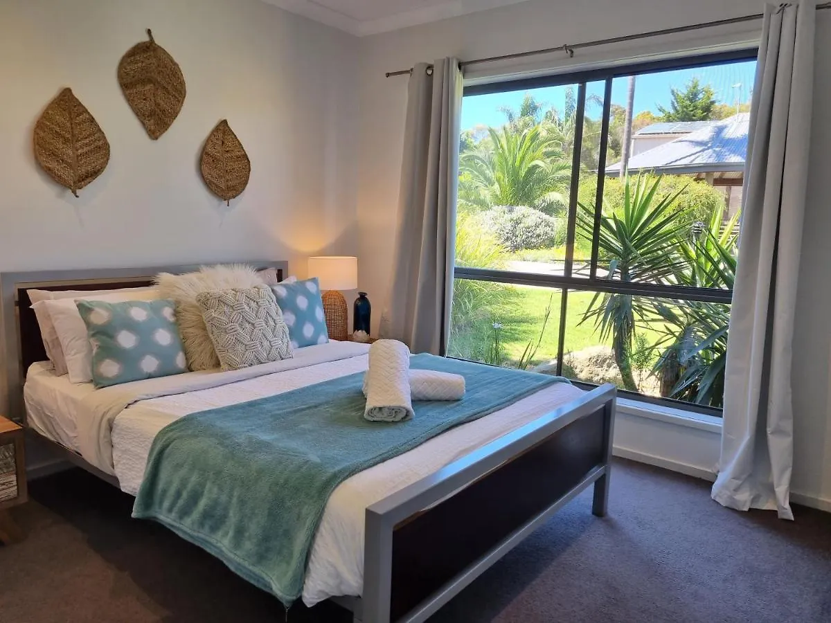 فيلة Island Cove