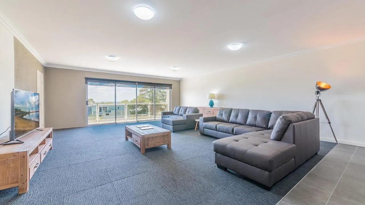 3-83 Thompson Avenue,