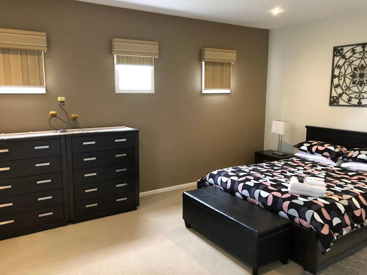Grand Escape Mckenzie - Solar Heated Pool Wifi, Netflix 5 Bdrm 4bthrm, Free 8kw Ev Chging Cowes