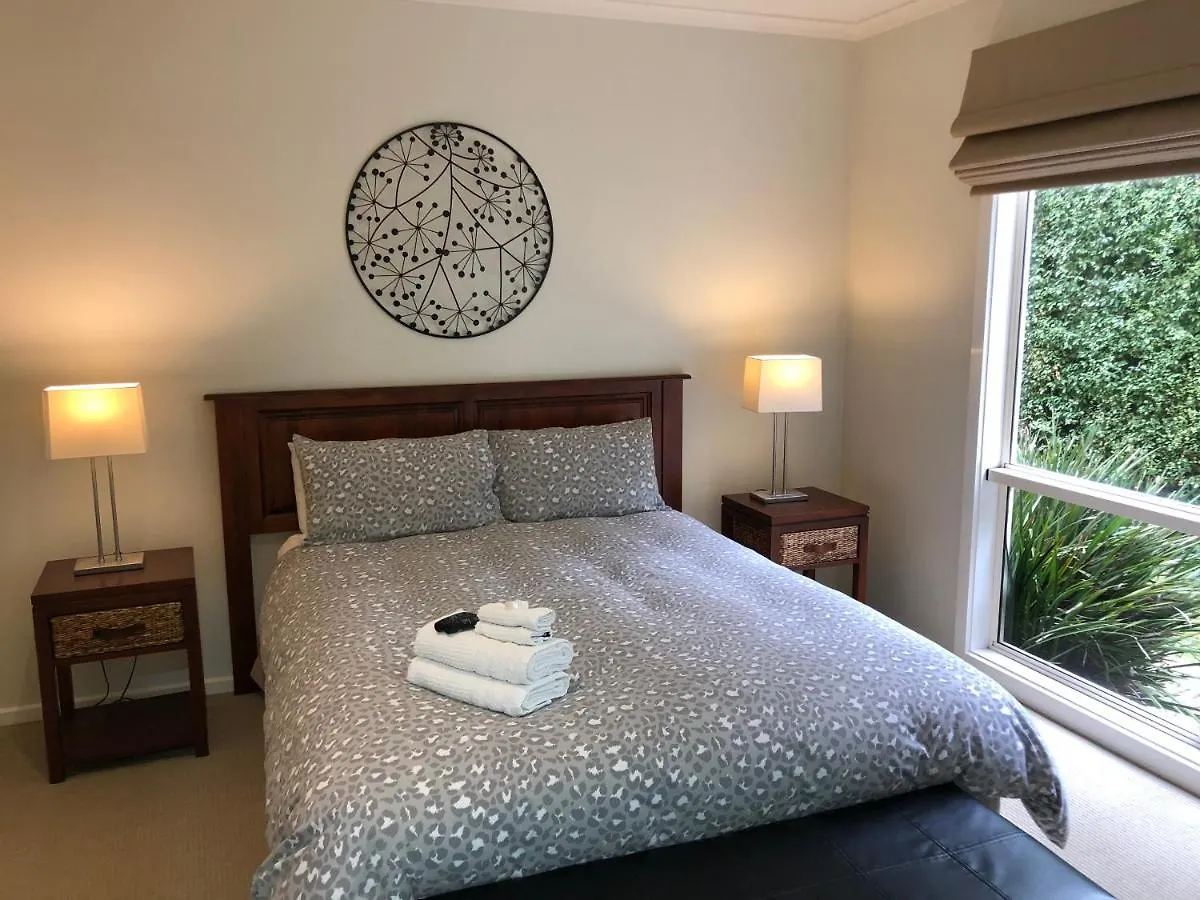 Casa de Férias Grand Escape Mckenzie - Solar Heated Pool Wifi, Netflix 5 Bdrm 4bthrm, Free 8kw Ev Chging *