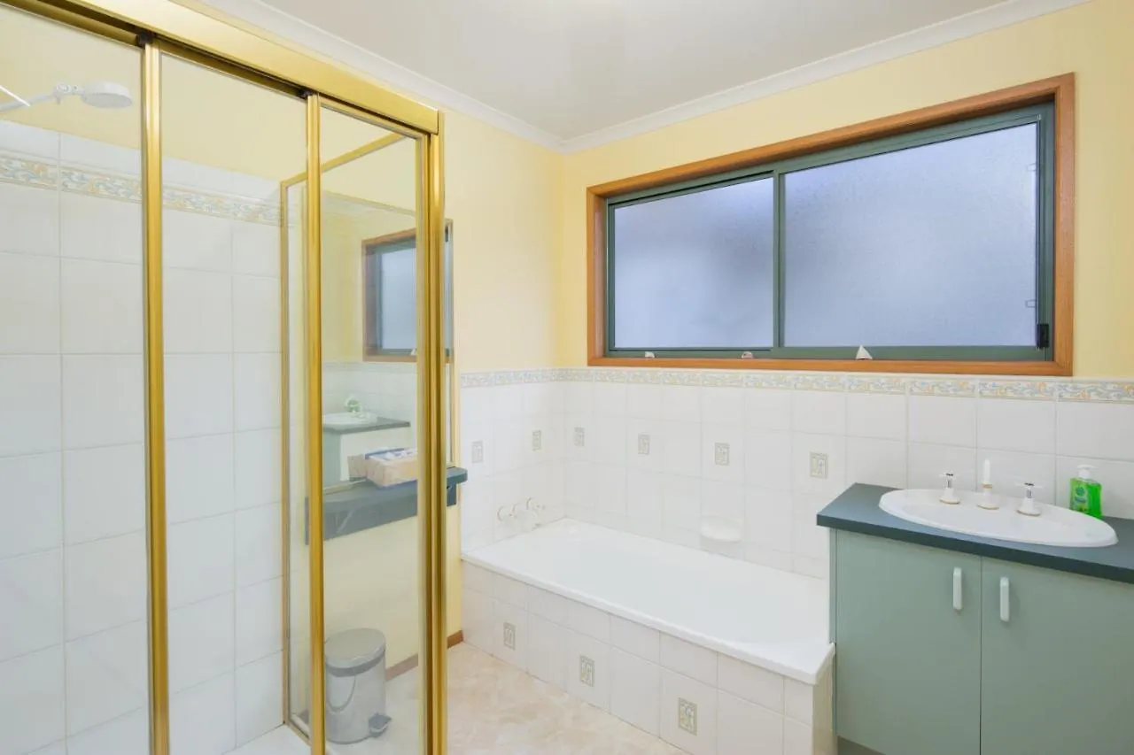 2 Roydon Road * Cowes