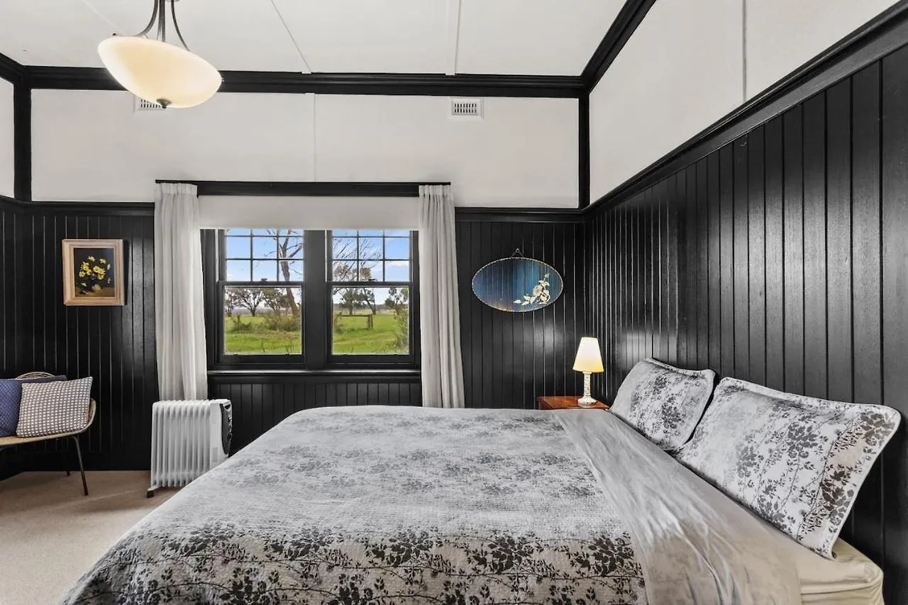 Charm - Coastal Comforts And Country Views *