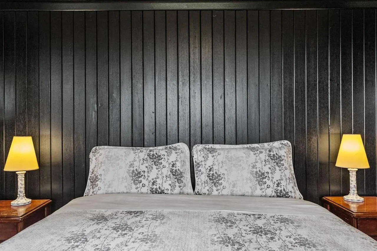 Charm - Coastal Comforts And Country Views * 카우즈