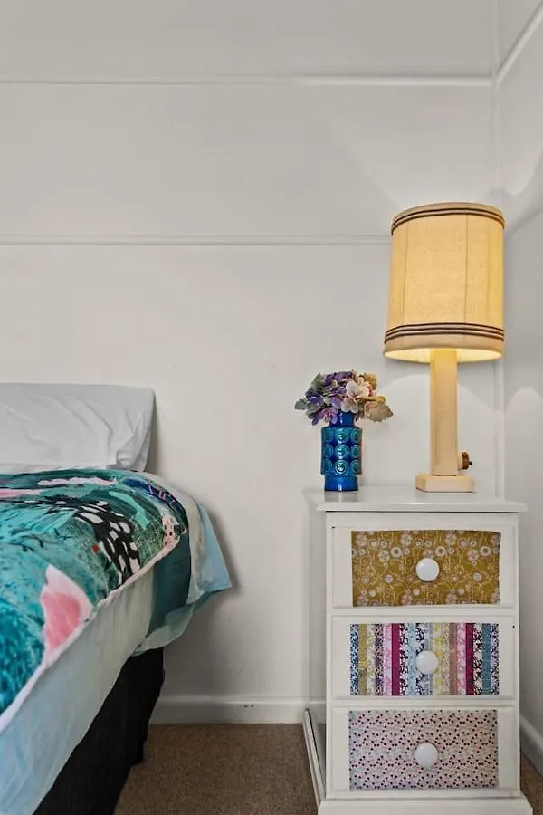 Charm - Coastal Comforts And Country Views 카우즈