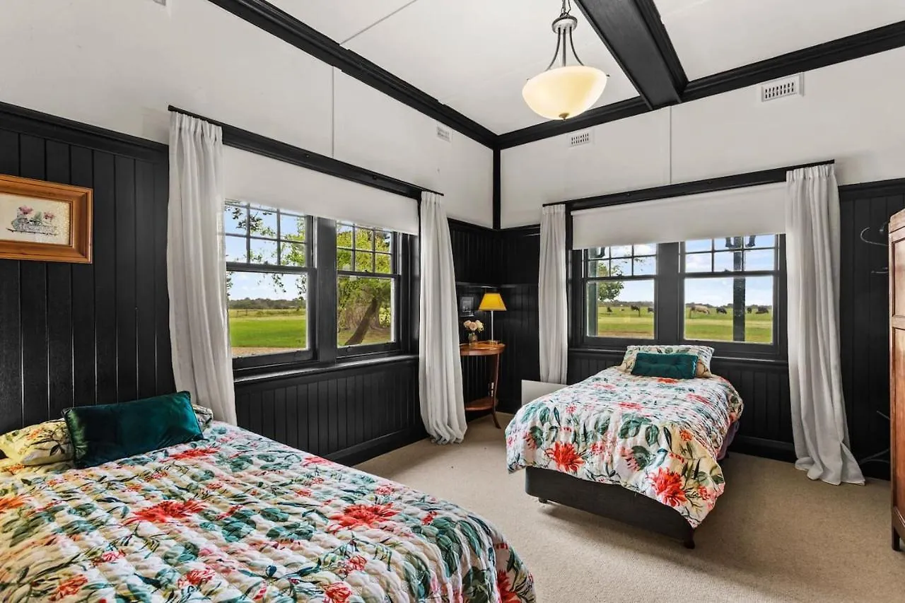 Charm - Coastal Comforts And Country Views 펜션