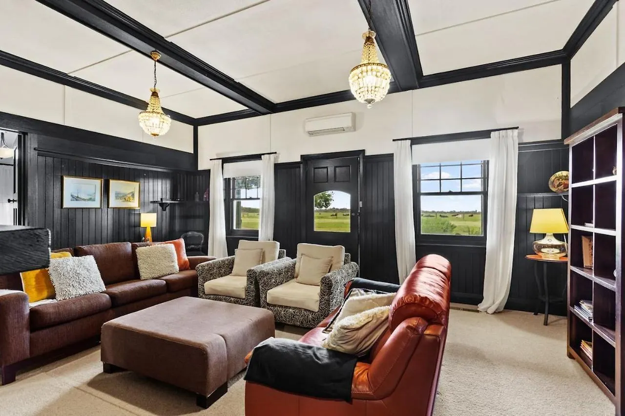 Charm - Coastal Comforts And Country Views 펜션 *