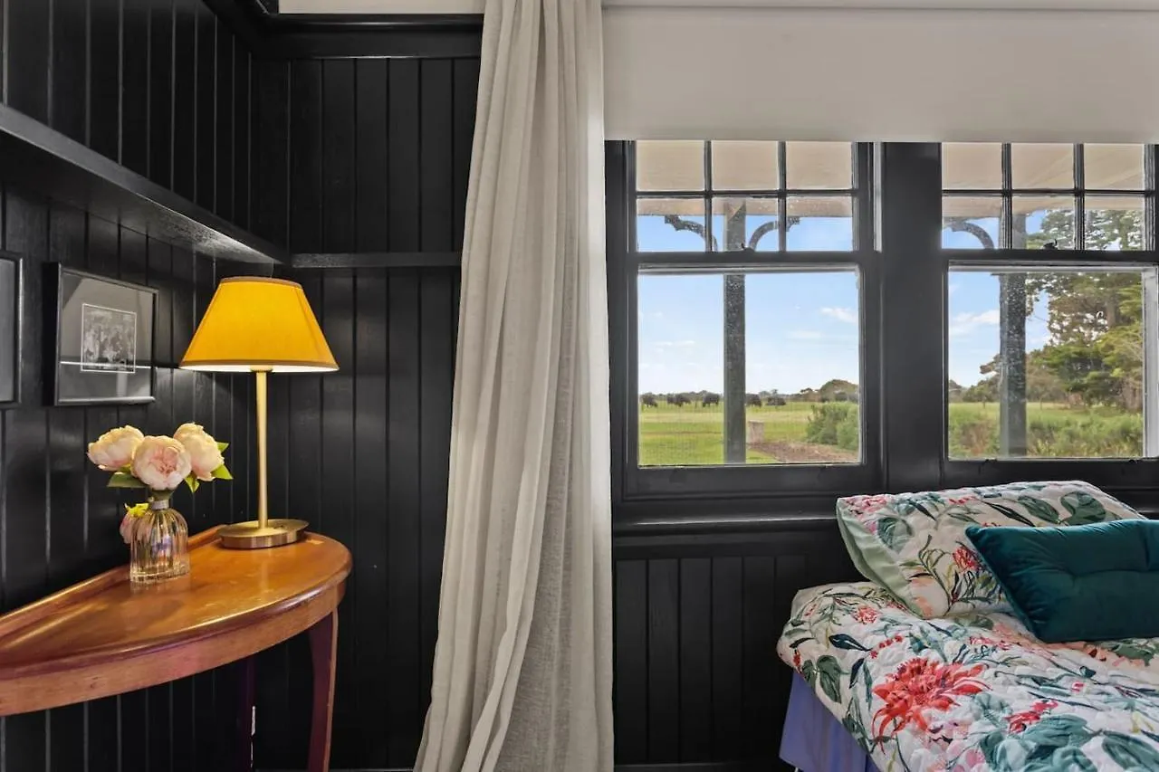 Charm - Coastal Comforts And Country Views 펜션 *