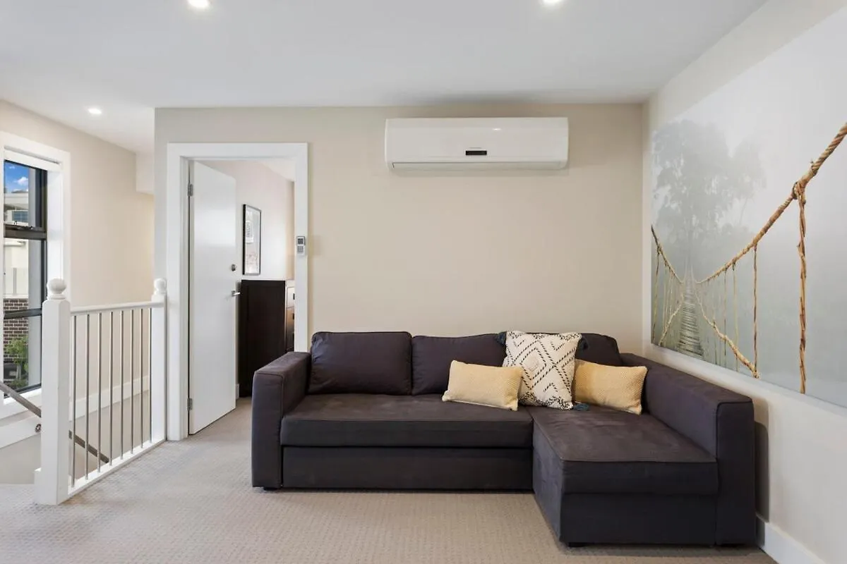 Stunning Luxury Townhome Walk To & Shops *