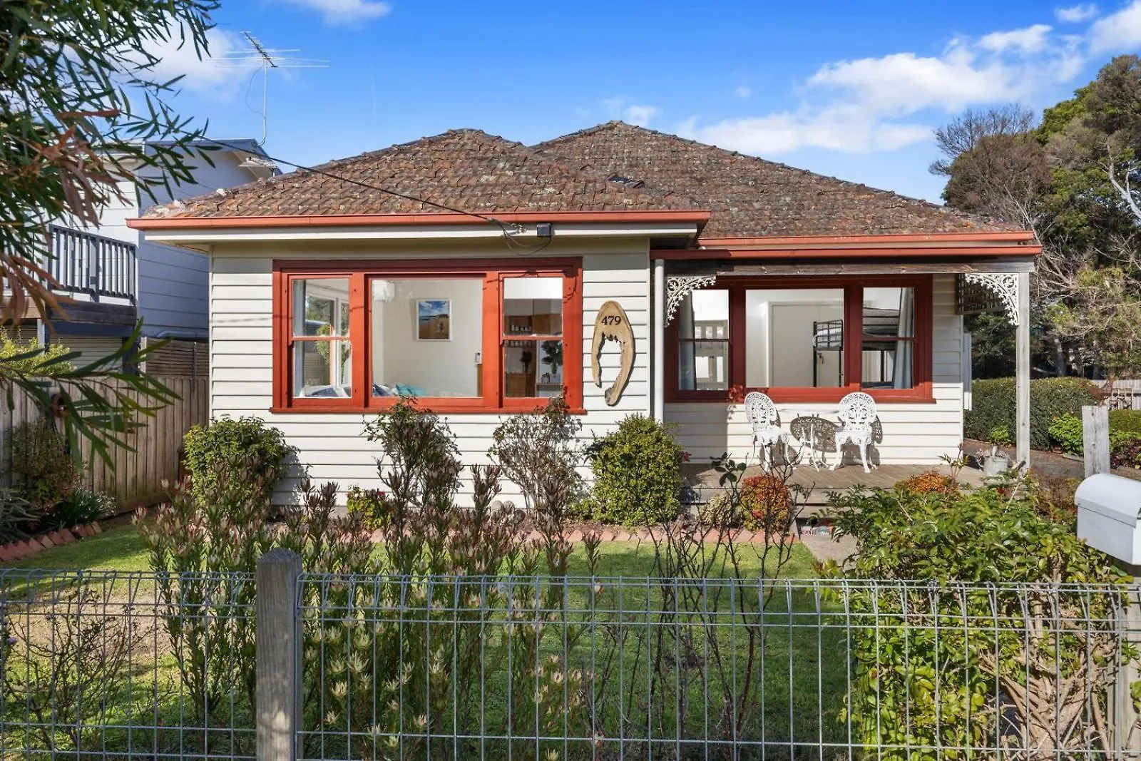 Settle In Retro Cottage, *