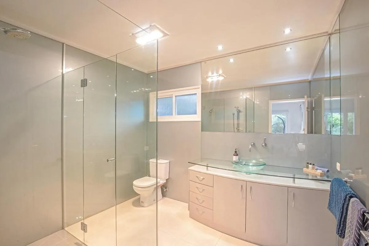 Spacious Coastal Retreat 5 Bdr
