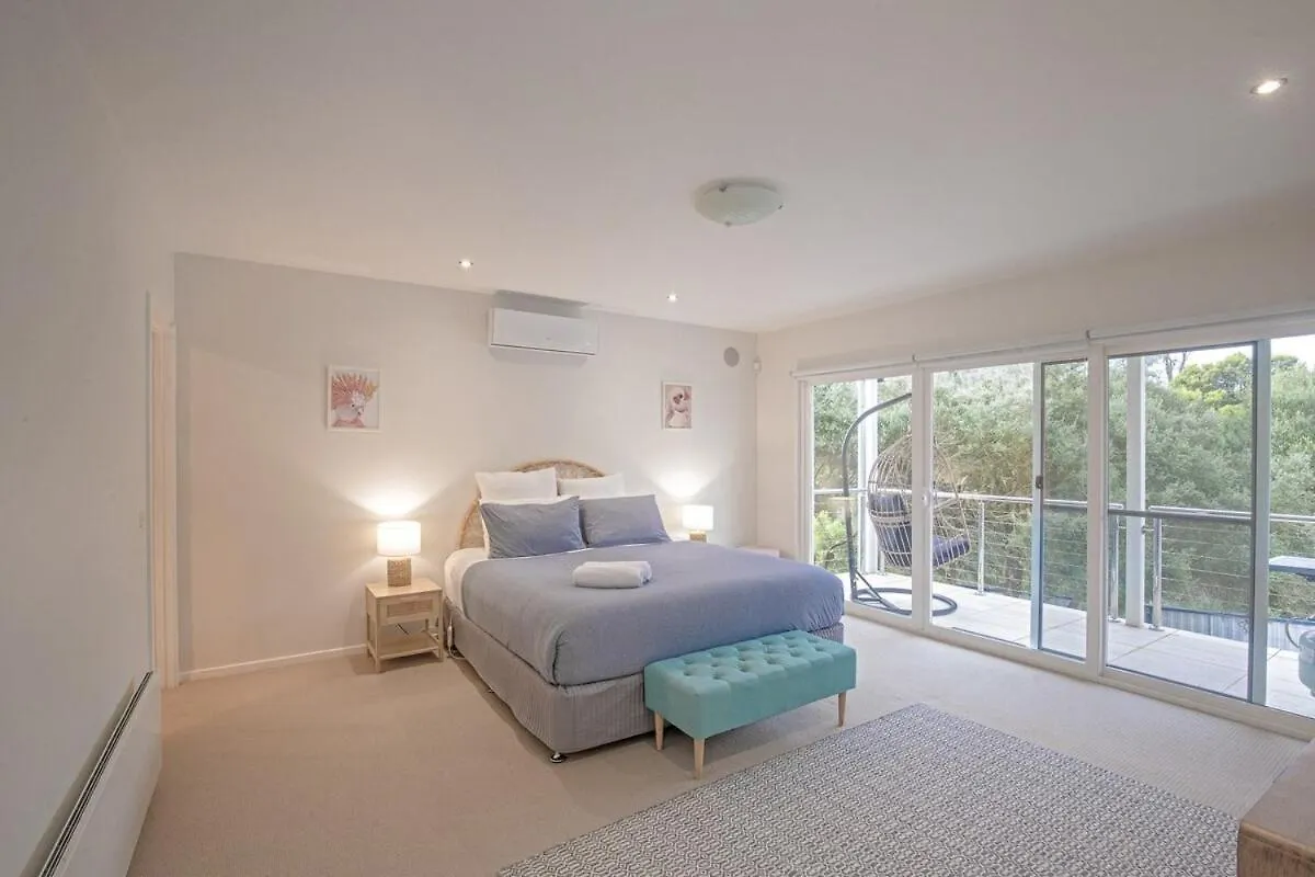 Spacious Coastal Retreat 5 Bdr