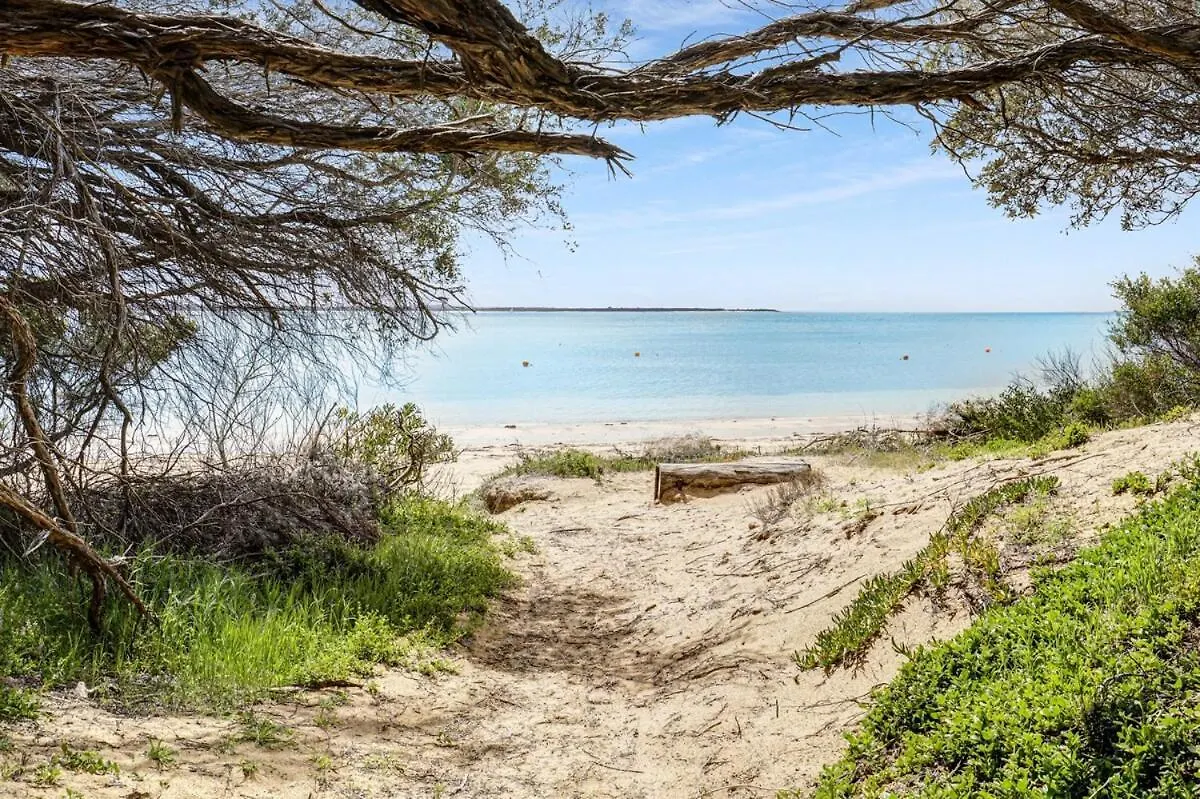 Spacious Coastal Retreat 5 Bdr