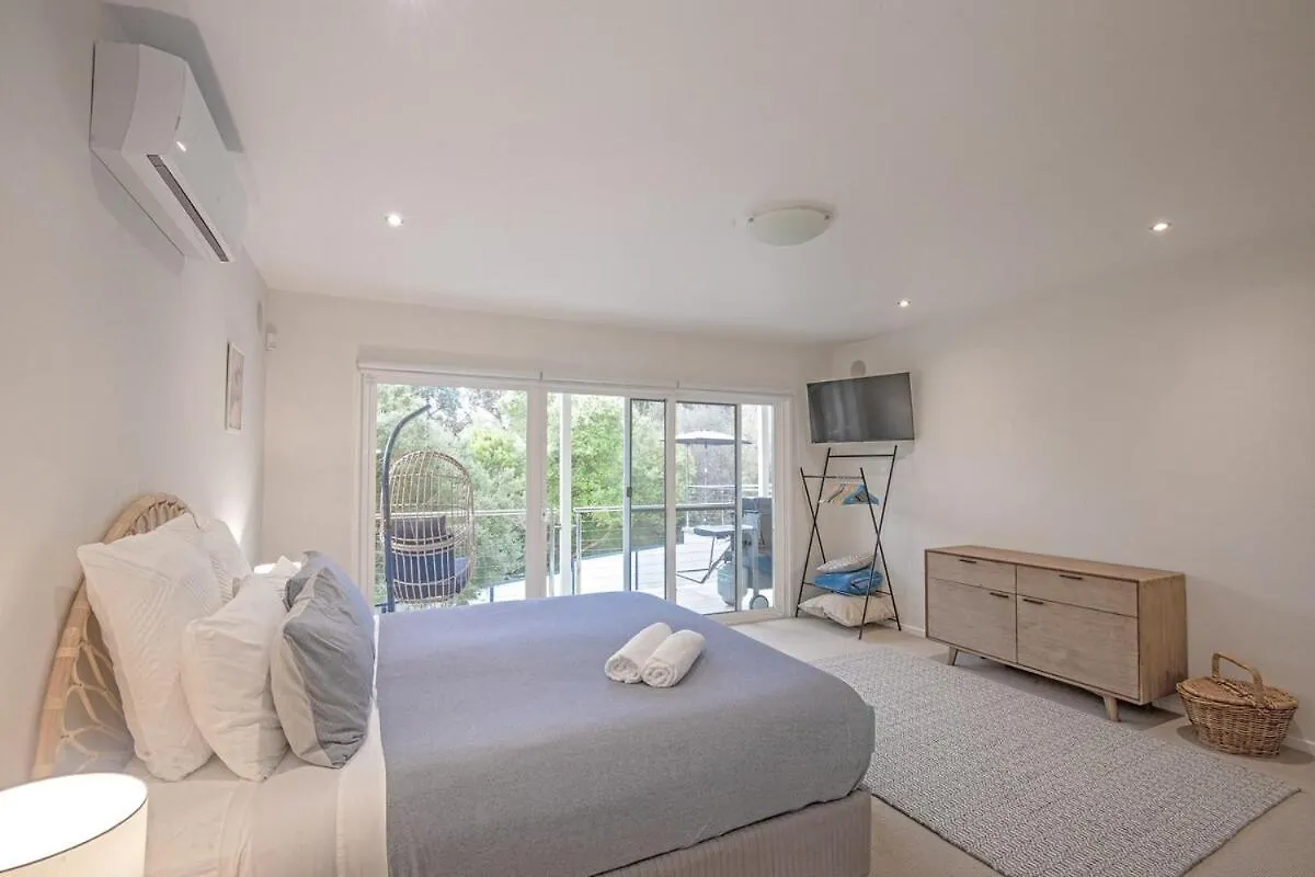 Spacious Coastal Retreat 5 Bdr *