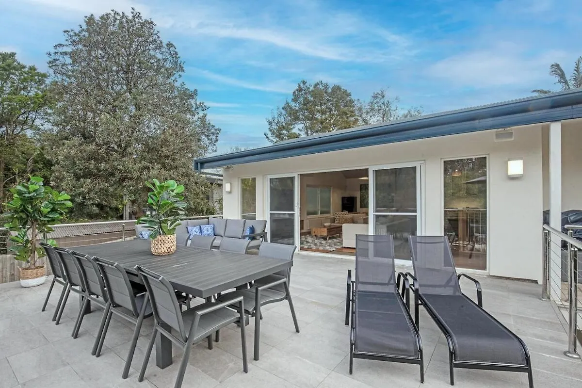Spacious Coastal Retreat 5 Bdr *