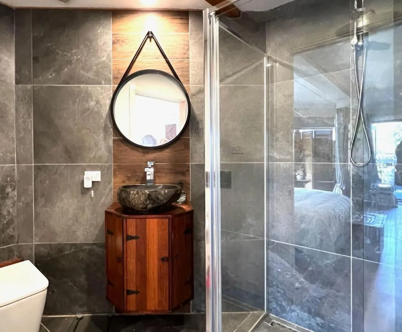 לינה וארוחת בוקר Beachfront Surfers Retreat *