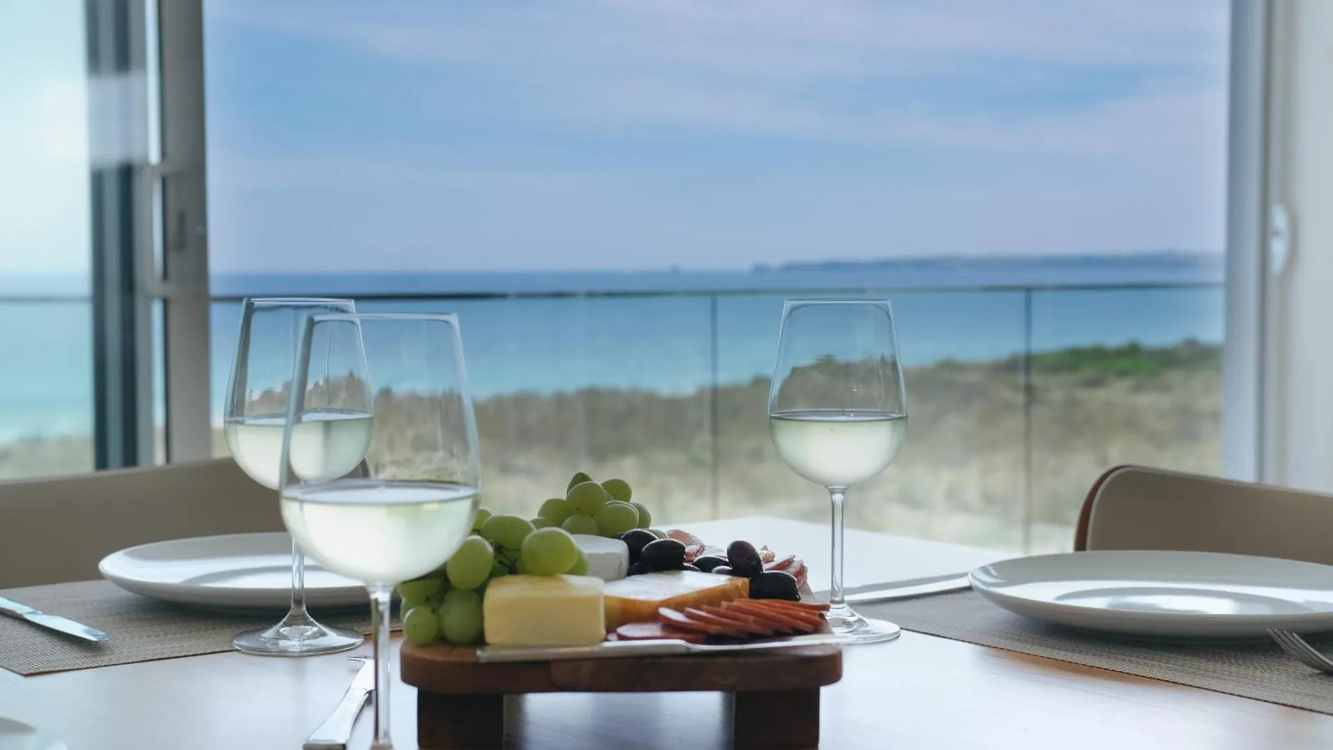 Oceanview Escape - Luxe Coastal Retreat With Hot Tub Surf Beach