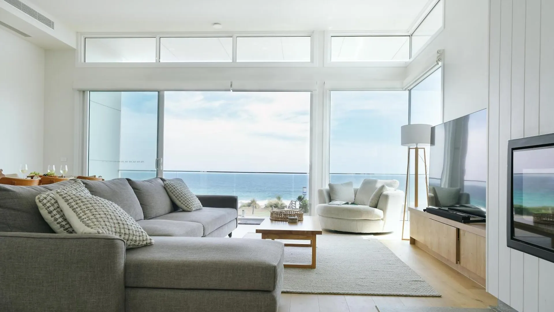 Oceanview Escape - Luxe Coastal Retreat With Hot Tub 펜션 Surf Beach