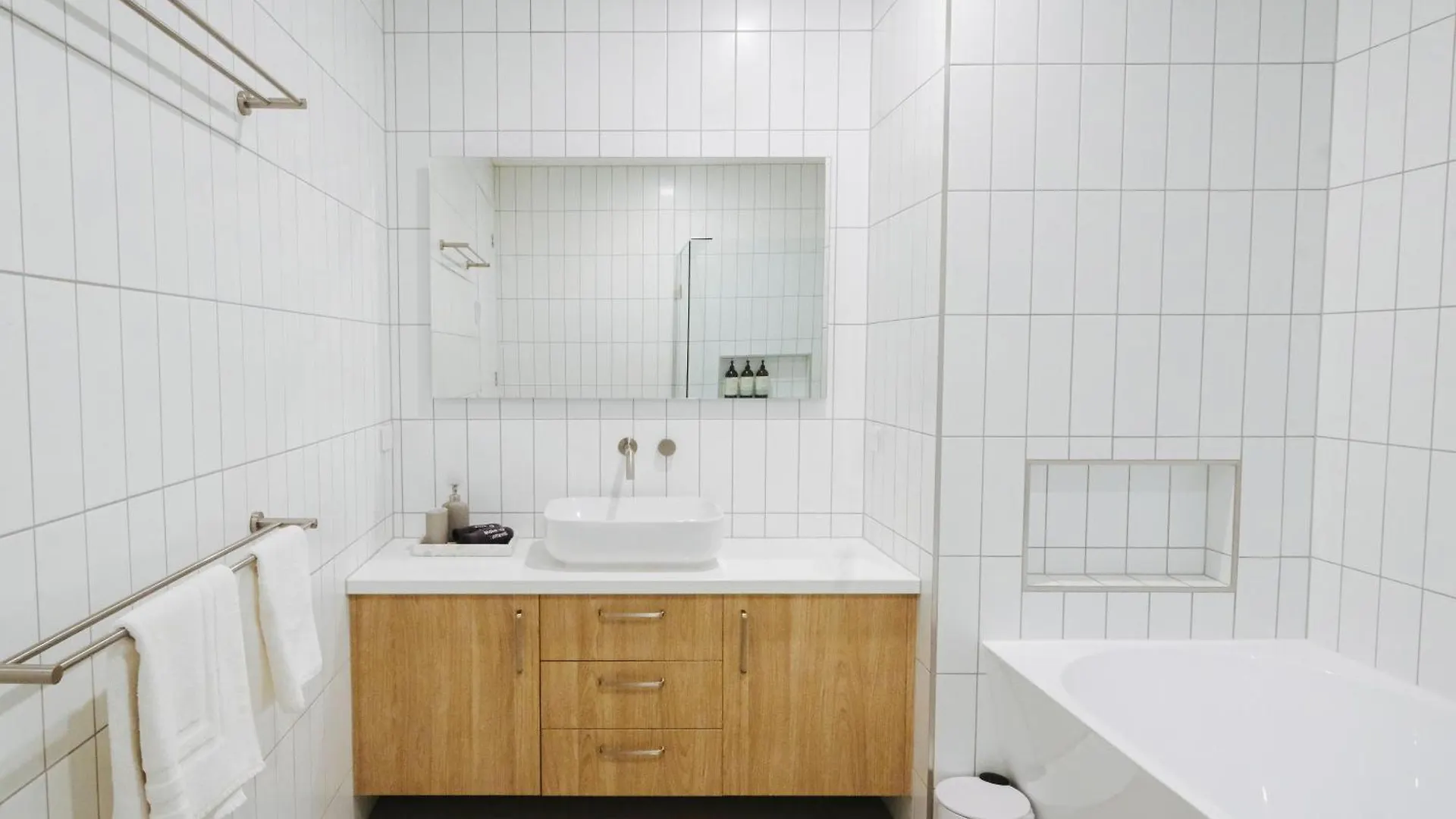 Oceanview Escape - Luxe Coastal Retreat With Hot Tub 펜션