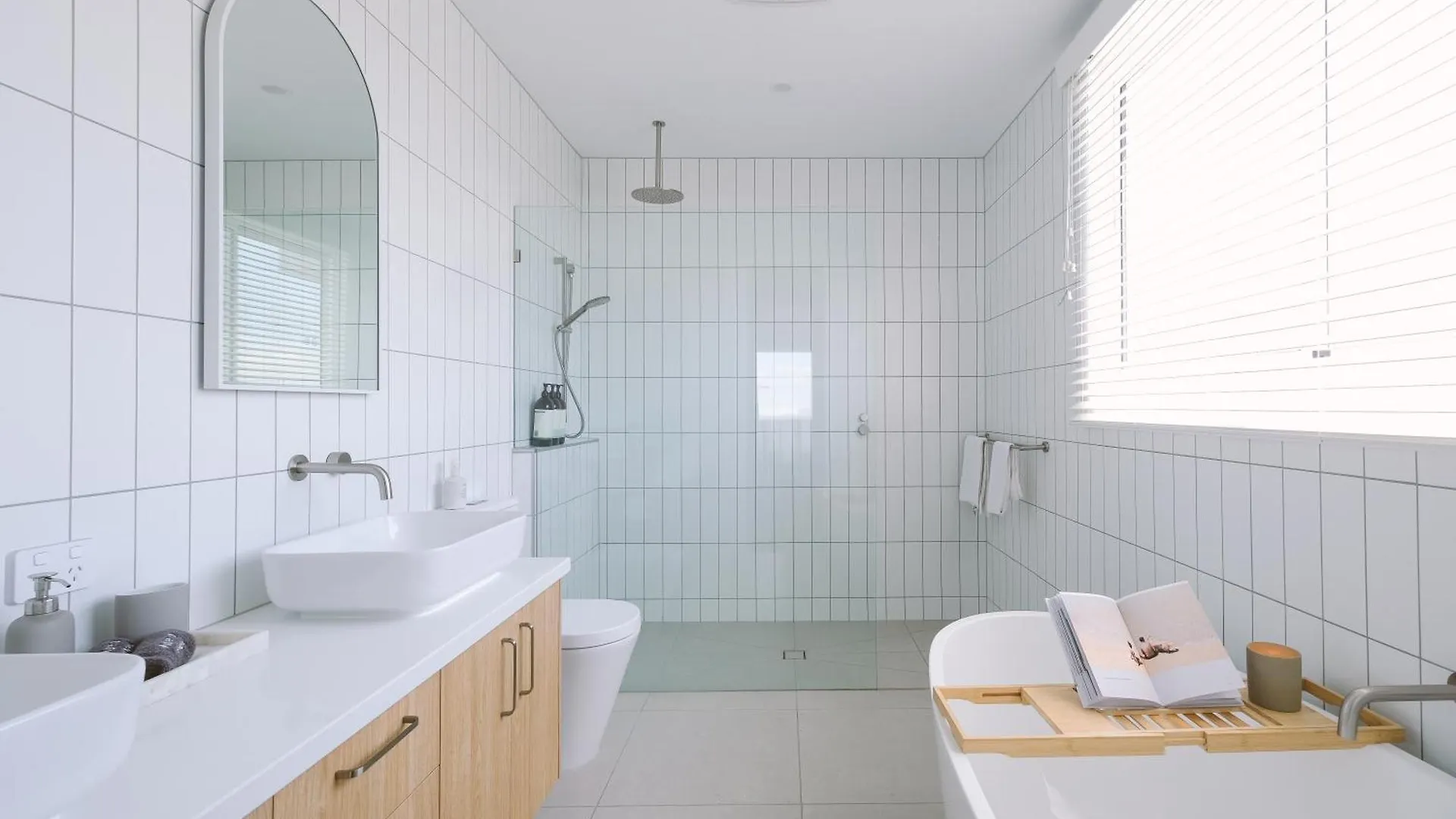 Oceanview Escape - Luxe Coastal Retreat With Hot Tub 펜션 Surf Beach