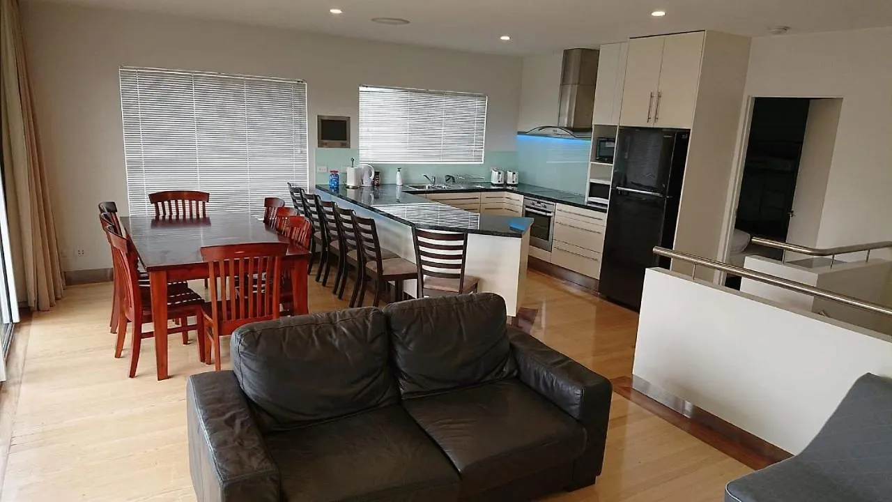 Paradise Escapes * Cowes